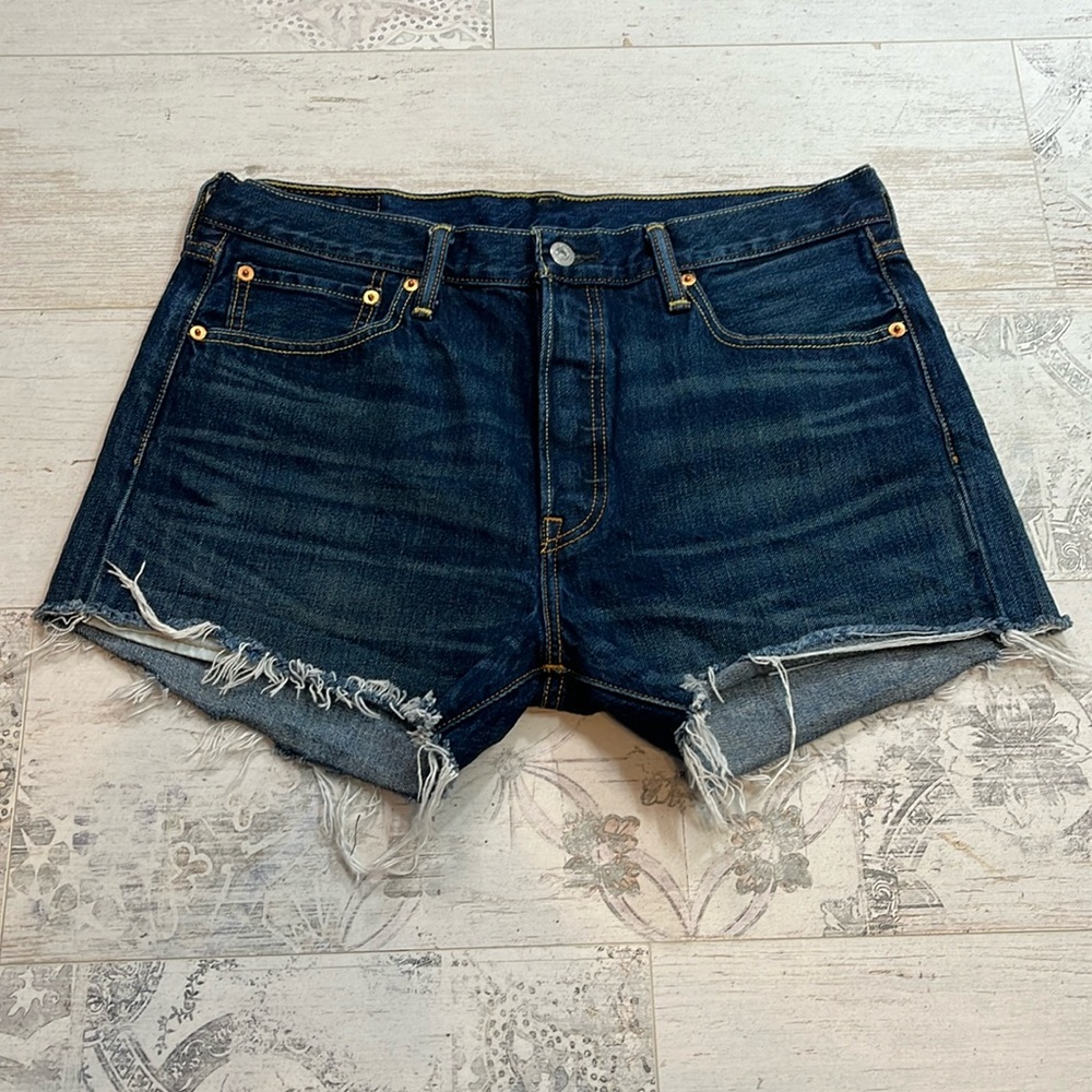 Levi’s Dark Wash Distressed 501 Cut Off Jeans Shorts Size 33